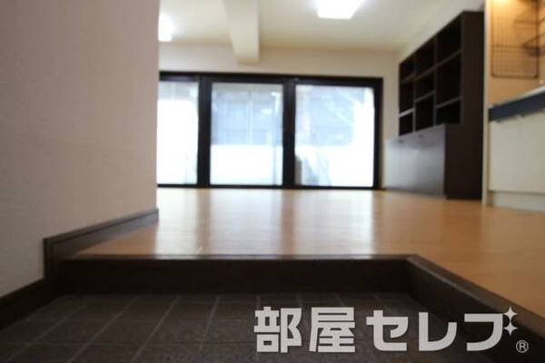 玄関開けると15畳のお部屋が広がります。