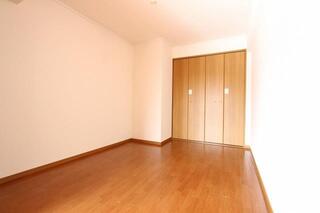 寝室としても使える、明るいお部屋です。