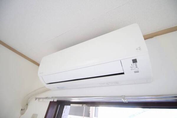 真っ白エアコンです。