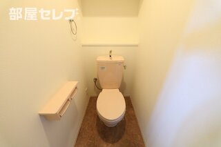 収納棚付きのトイレ