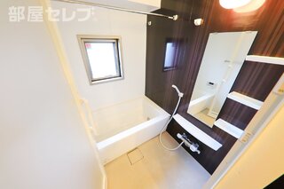 窓付きバスルーム。