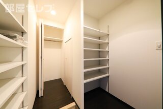 がっつり収納できるシューズクローク。