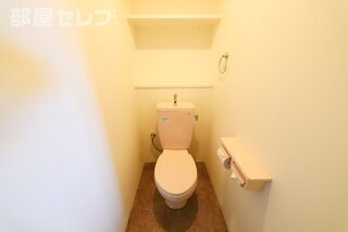 収納棚付きのトイレ。