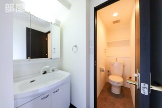 メゾネットタイプ。2Fにも洗面台、トイレあります。