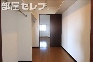 通り抜け可能なウォークインクローゼット。