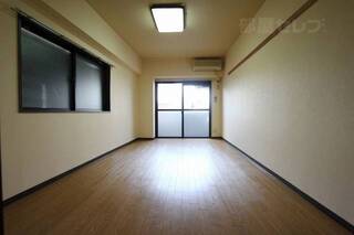 奥行きある洋室9帖のお部屋です。
