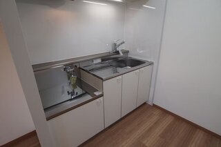 壁のクロスがお洒落ですね。