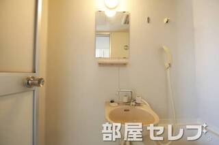 明るい浴室内洗面。