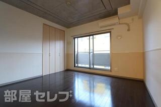 上品で落ち着きのある色調の居室です。