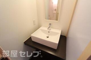 シンプルな洗面台。