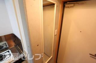 玄関にある姿見鏡で、出かける前に身嗜みのチェック。