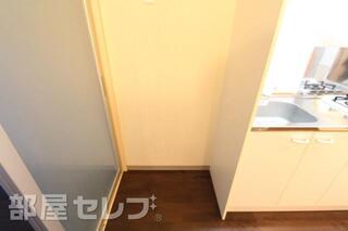 キッチン横に冷蔵庫がおけます。