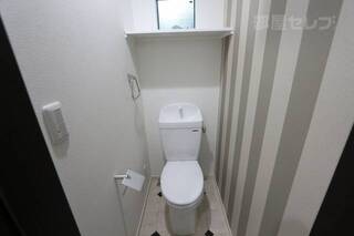 小窓と棚付きのトイレです