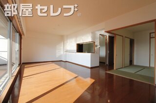 リビングは広々約21.2帖　南向きで日当たり良好。