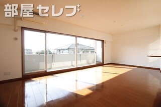 北側洋間　収納スペースも完備。