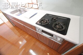 3口ガスコンロ付きのシステムキッチン。