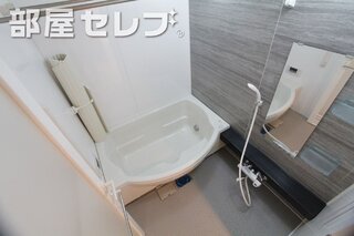 窓付き　追いだき付きのバスルーム。