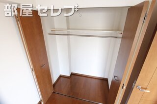 ワイドなシンクのシャワー付き独立洗面台。