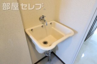 北側の洋室8帖のお部屋はちょっとした棚付きです。