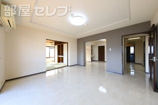 リビングに机が有ります。