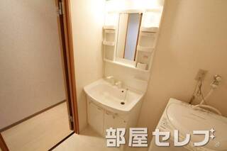 きれいな独立洗面所です。広い収納があります。