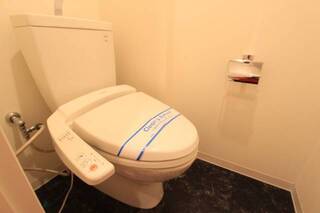 ウォシュレットつきの個室トイレです