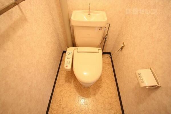 ウォシュレット付きの洋式トイレです。
