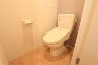個室トイレにはウォシュレットもついてます