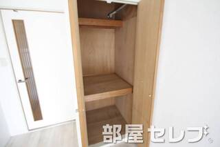 奥行きのある収納。