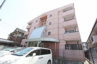 ピンク色のタイルが可愛い建物です。