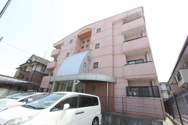 ピンク色のタイルが可愛い建物です。