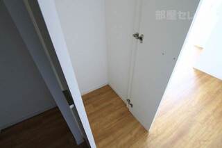 階数によりフローリングの色が異なります