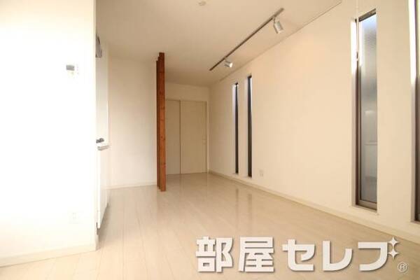 白基調でオシャレな窓枠がポイントです。