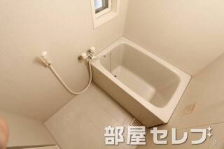 お風呂に小窓あります。