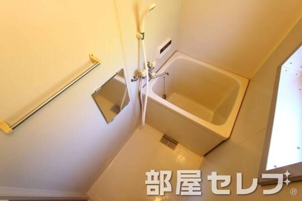 追いだき・窓付のバスルーム