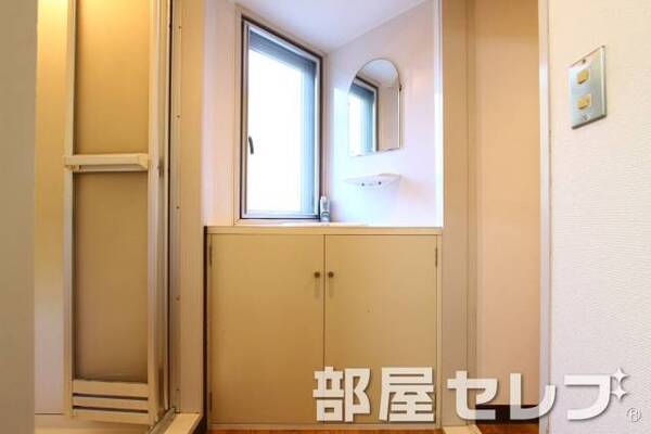 窓から日差しが差し込む洗面スペース