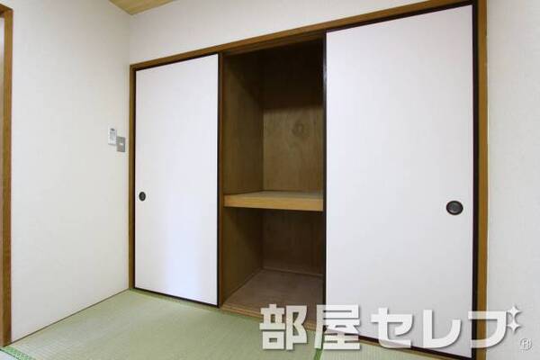 和室にある収納スペースです