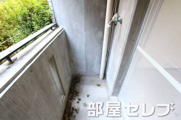 ベランダに洗濯機置き場があります