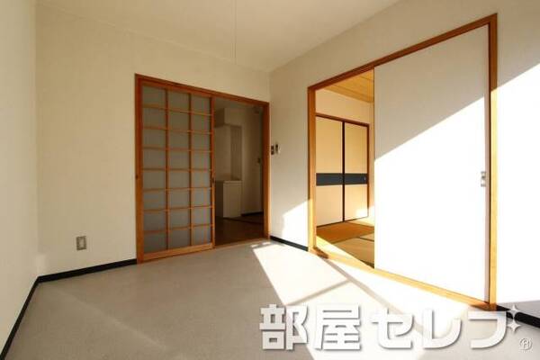 南向きの洋間は日差しがたっぷりと降り注ぎます