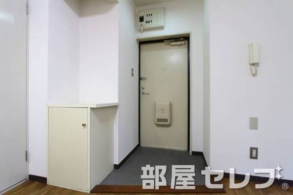 玄関にはちょっとした物置ができる収納飾り棚付です