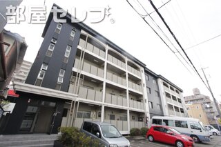 駅前にあるマンション。