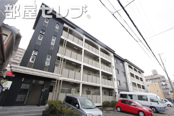 駅前にあるマンション。