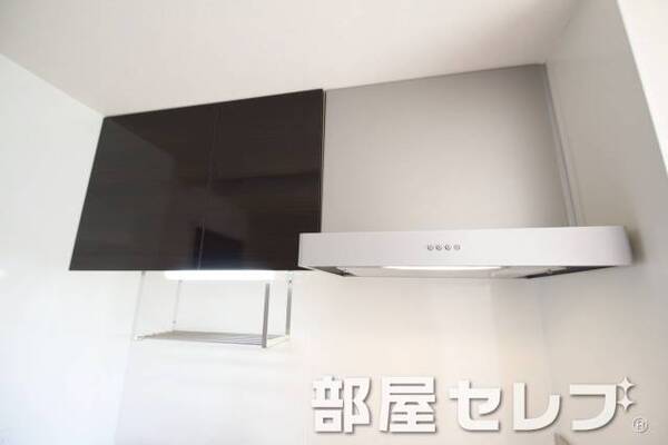 キッチン上部収納。