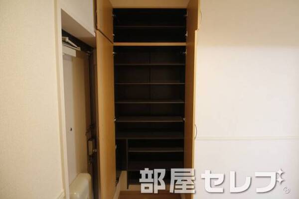シューズボックス。