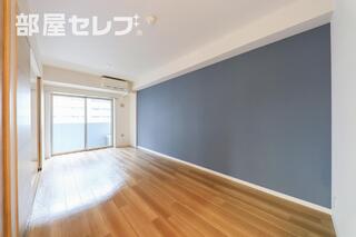 リビングの一面にもアクセントクロスを採用。