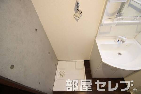洗濯機置き場はこちらへ。