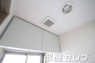トイレ上にも収納。