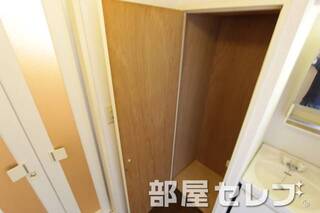 脱衣場にも収納あります。