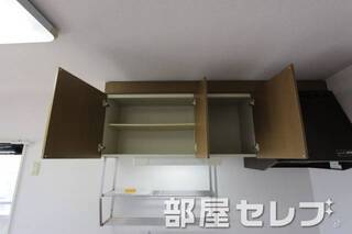 キッチン上部収納。