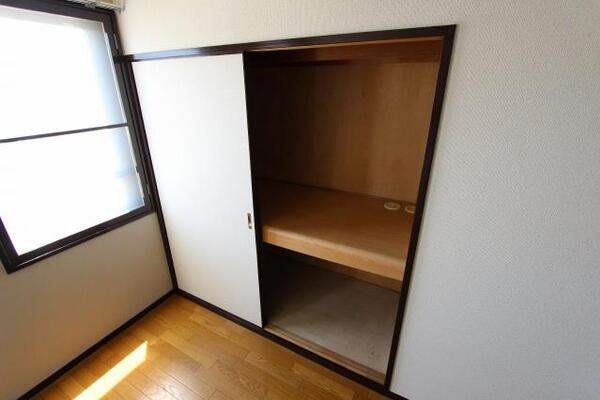 大きな押し入れもあります。